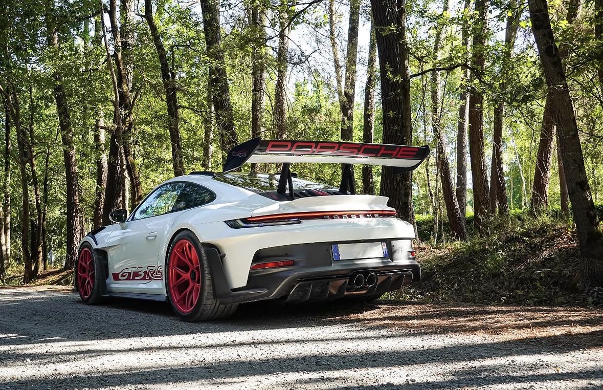 Porsche 911 GT3 RS blanche vue de trois quarts arrière en forêt