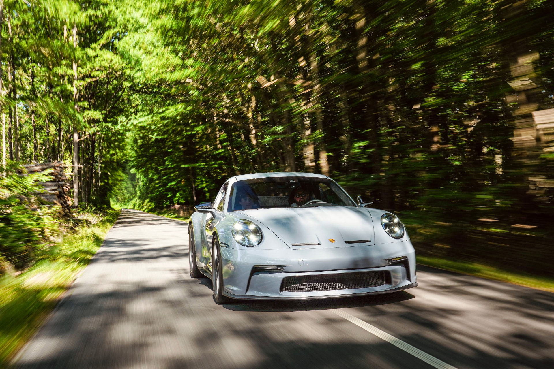 Porsche 911 GT3 en action sur une route de forêt lors d'une balade DMZ